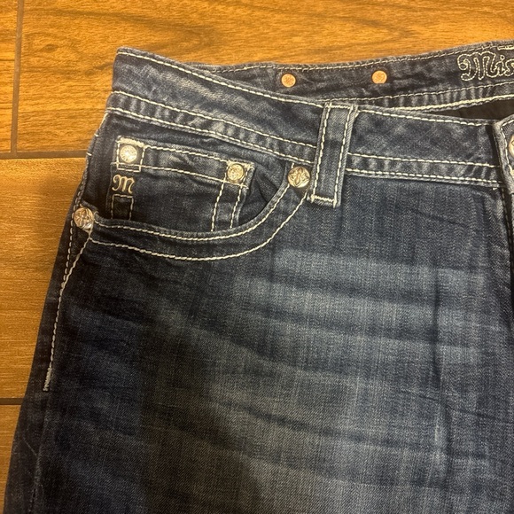 SOLD‼️‼️‼️‼️‼️ MISS ME Embellished Blue Jeans with Fleur-de-Lis Pockets - Picture 5 of 6